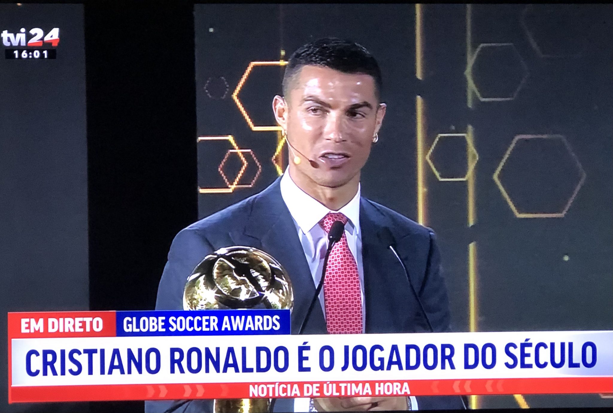 Cristiano Ronaldo recebe prêmio de melhor jogador do século 
