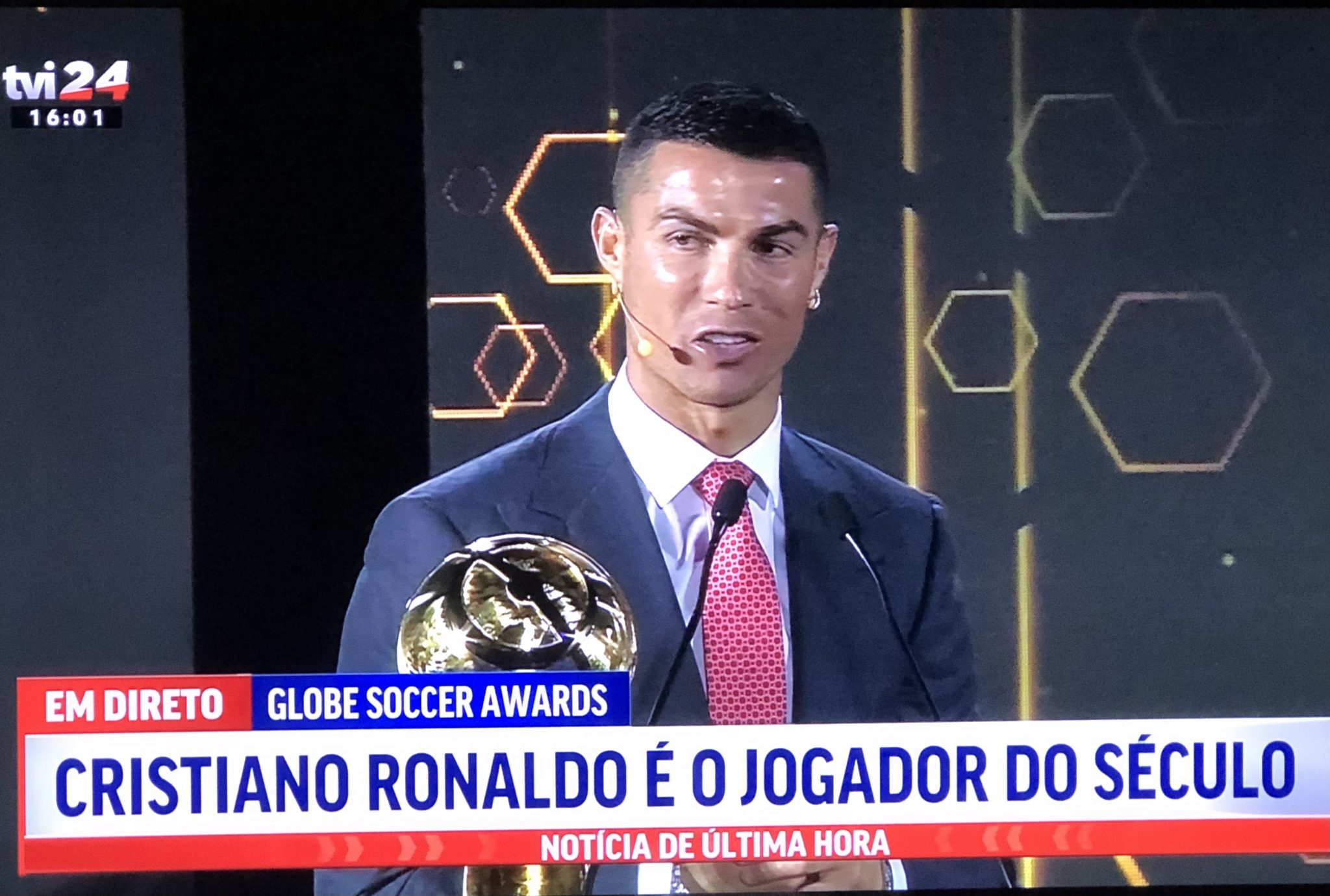 Cristiano Ronaldo recebe prêmio de melhor jogador do século em Dubai, futebol internacional