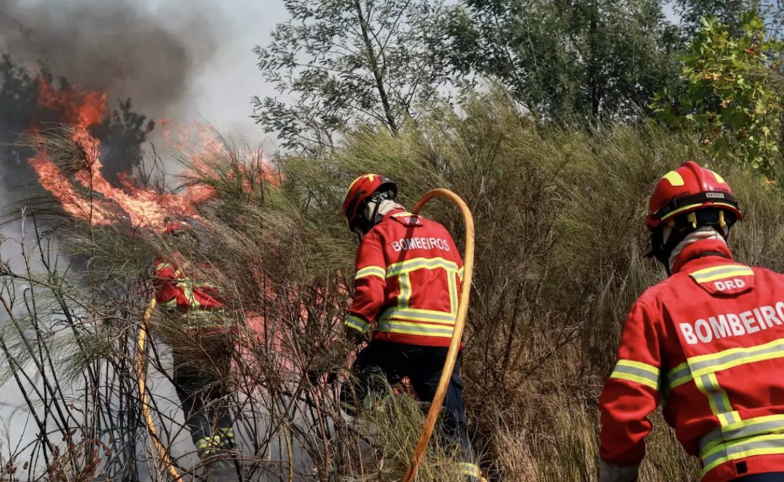 Bombeiros no combate aos incêndios