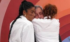 Bruno de Carvalho reconfortado por Ana Duarte e Catarina Miranda